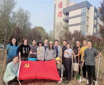 春风十里，，，，缺乏一抹绿意——88858cc永利官网集团第三党支部植树活动
